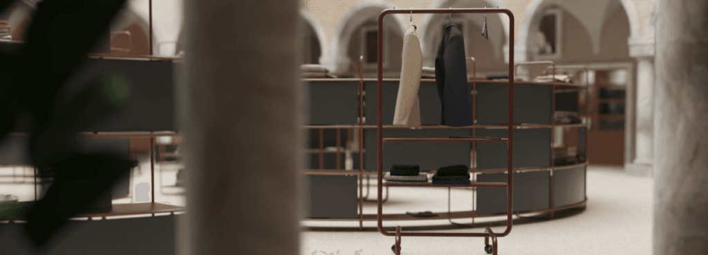 Alea Multy coat rack with shelves and clothes. Versatile, modern design.